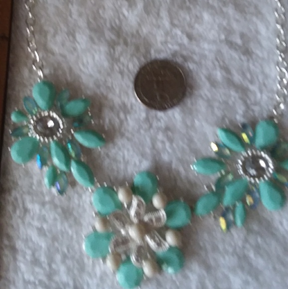 Statement Mint Green Flower Necklace Silvertone - Picture 3 of 4